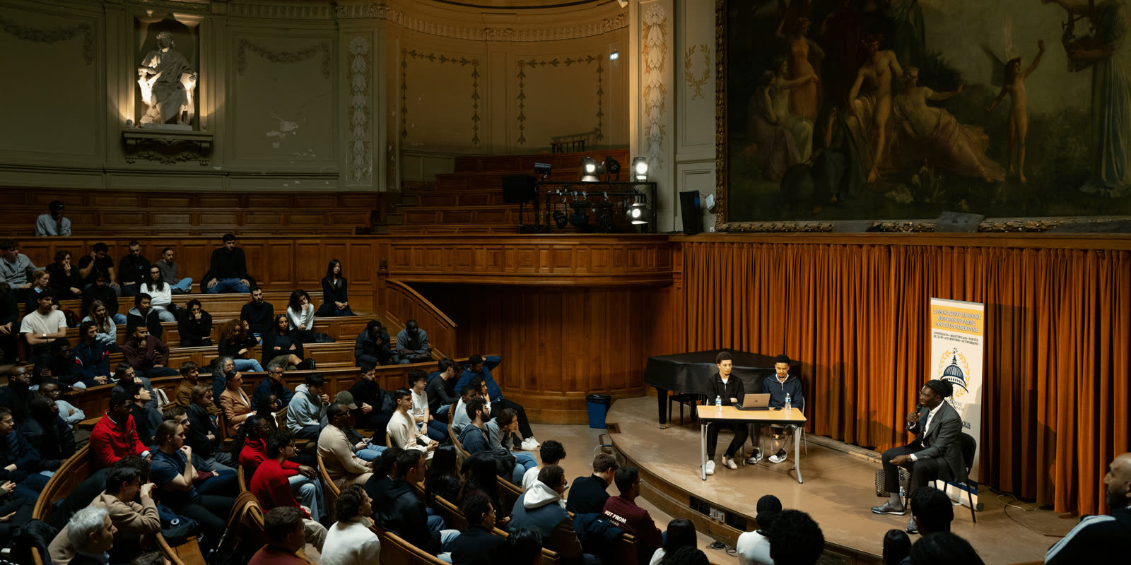 Vue d'ensemble de l'amphithéâtre Richelieu rempli lors d'une conférence Sorbonne Sport Business