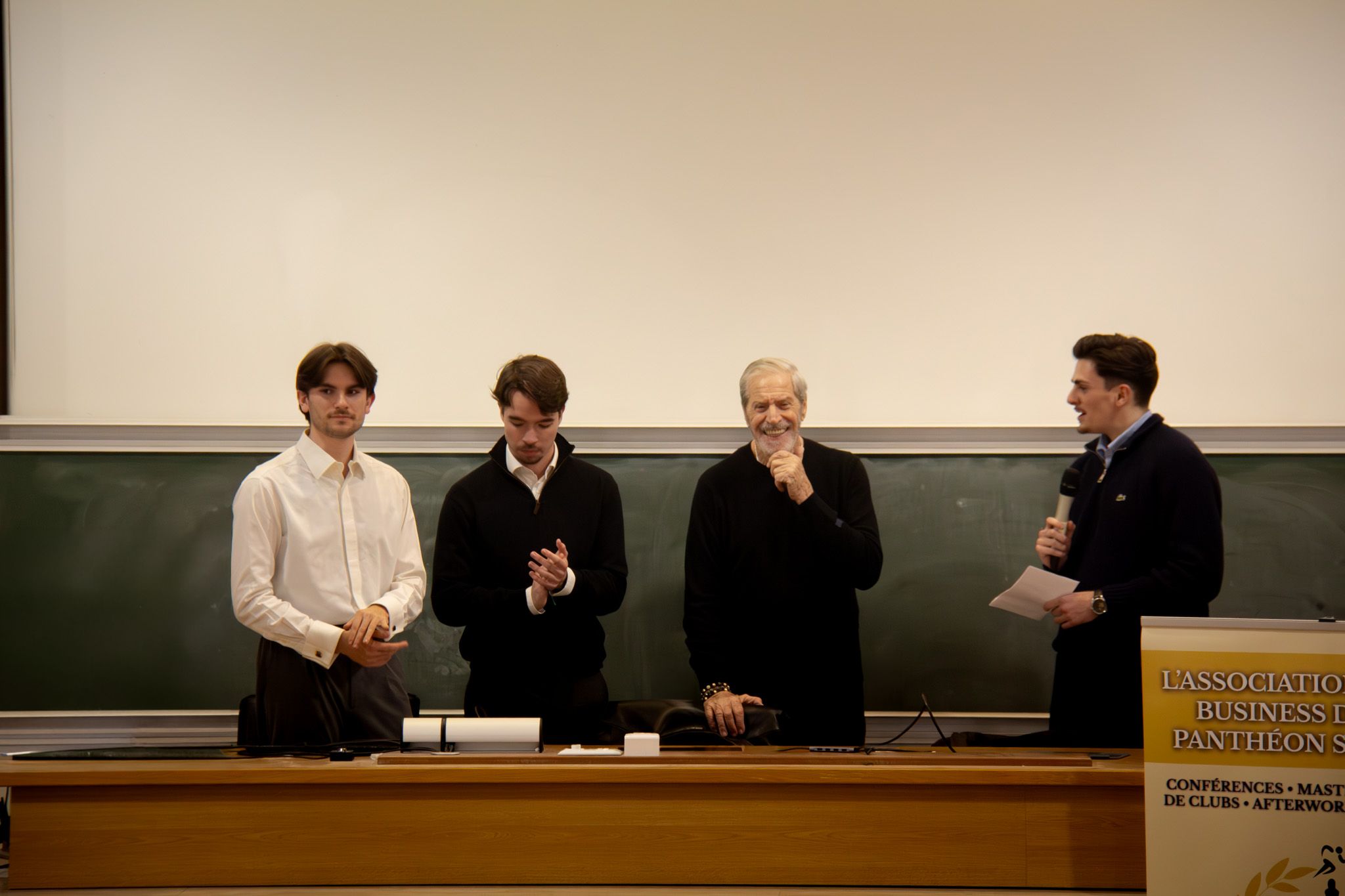 L&rsquo;&eacute;quipe de Sorbonne Sport Business r&eacute;unie &agrave; la fin d&rsquo;une conf&eacute;rence