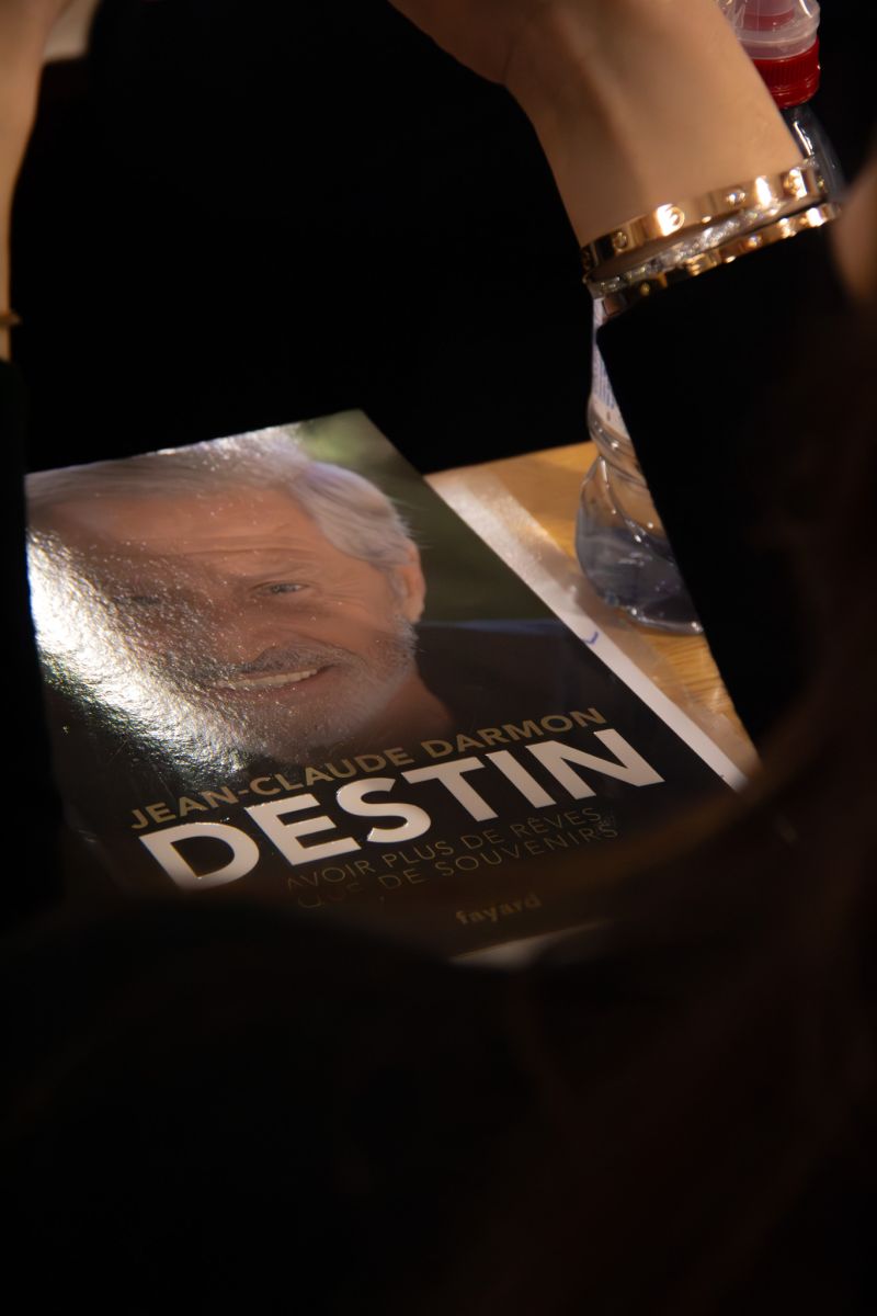 Un exemplaire de Destin, l&rsquo;autobiographie de Jean-Claude Darmon, d&eacute;dicac&eacute; en fin de conf&eacute;rence