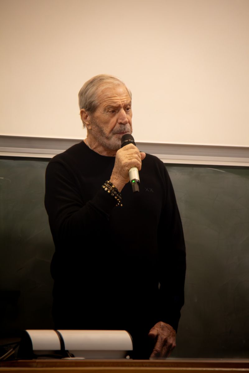 Jean-Claude Darmon prend la parole au micro