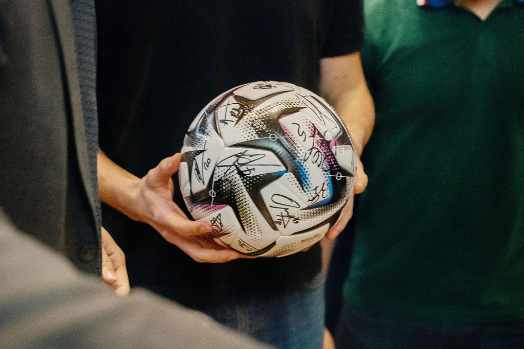 Ballon de football sur la scène d'une conférence Sorbonne Sport Business