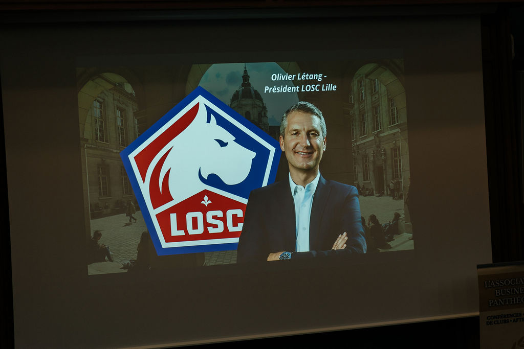 Écran géant de l'amphithéâtre lors d'une conférence Sorbonne Sport Business