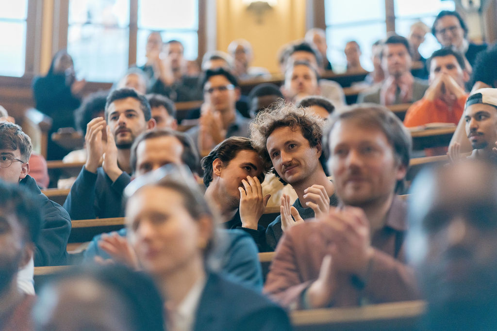Le public applaudit dans les gradins de l’amphithéâtre