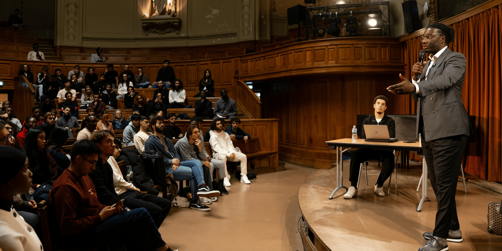 Amphithéâtre Richelieu comble pendant une conférence Sorbonne Sport Business, à La Sorbonne