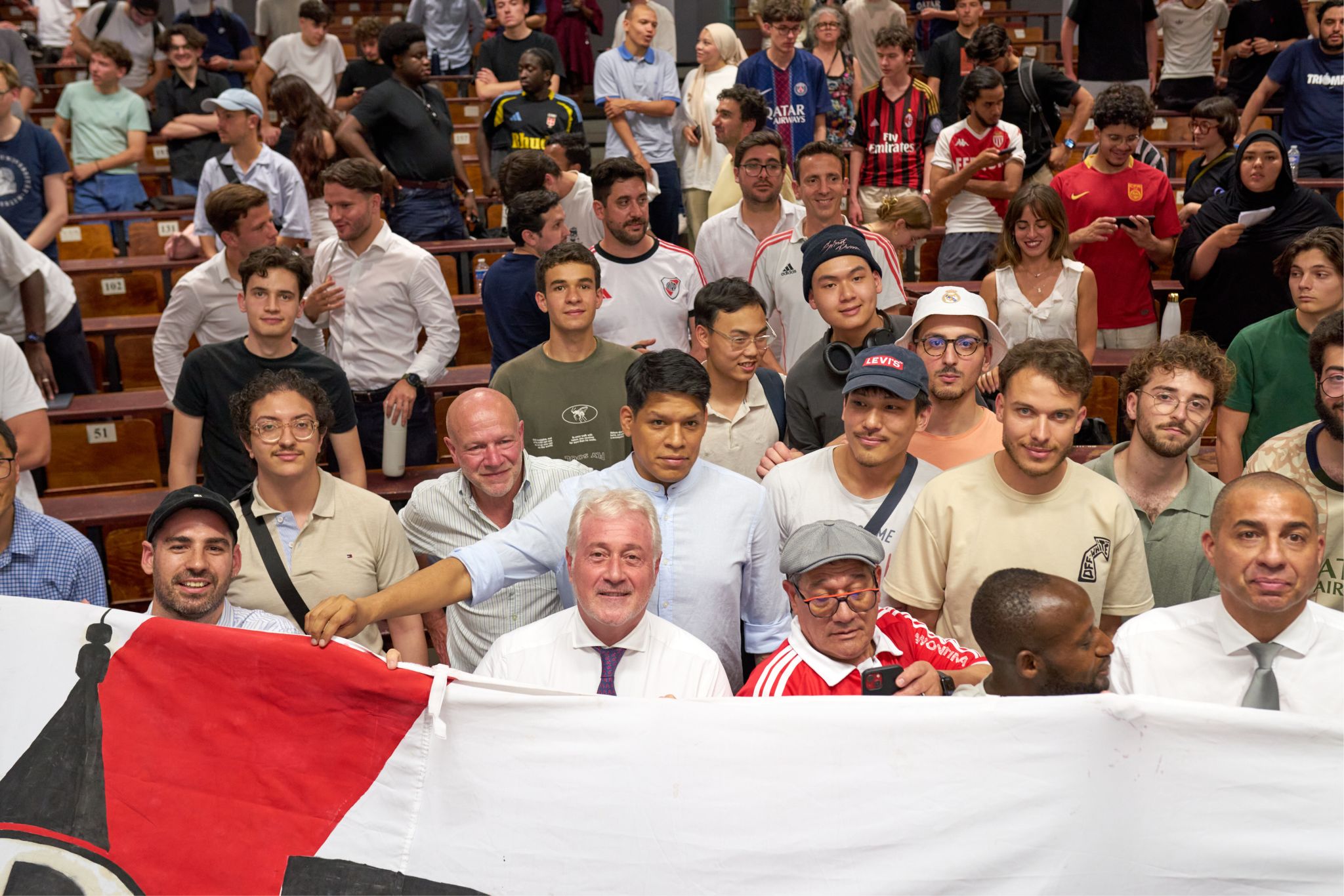 Photo de groupe avec les étudiants derrière une bannière de River Plate
