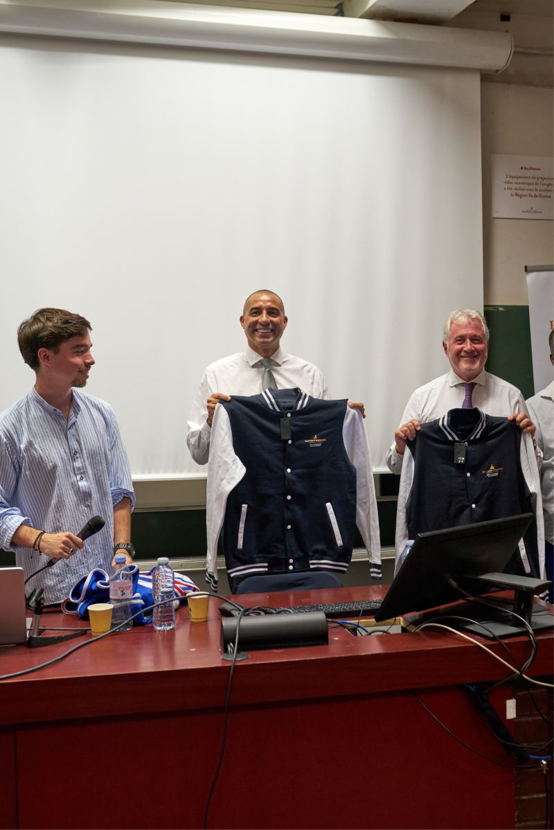David Trezeguet et Matias Patanian reçoivent la veste de l’association