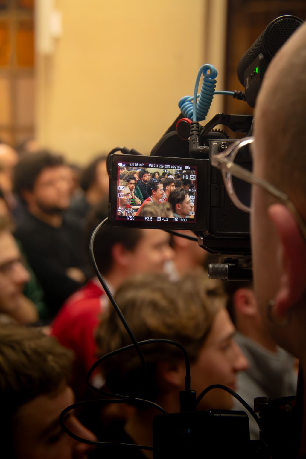 L&rsquo;&eacute;cran de contr&ocirc;le d&rsquo;une cam&eacute;ra qui filme la conf&eacute;rence
