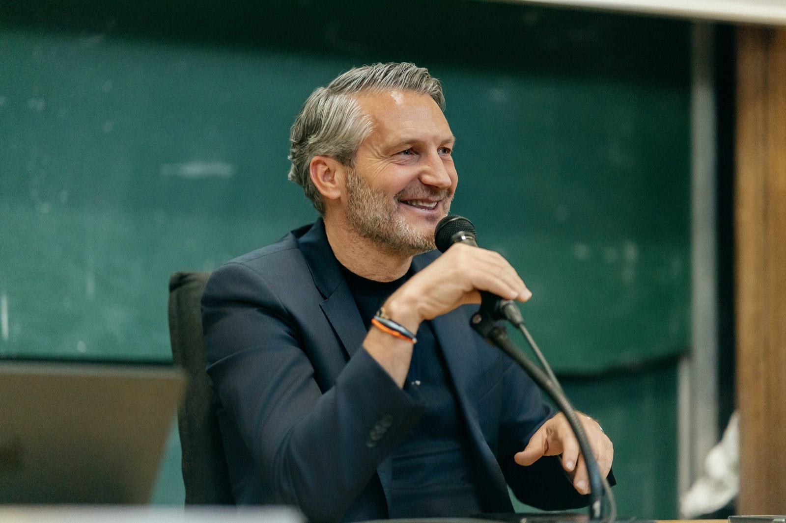 Olivier Létang au micro lors de sa conférence à La Sorbonne