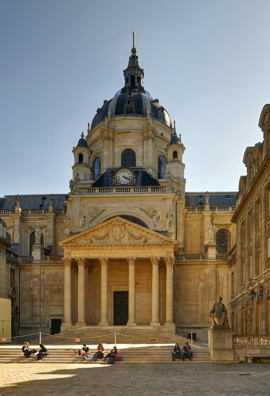 La chapelle Sainte-Ursule et son d&ocirc;me, dans la cour d&rsquo;honneur de La Sorbonne