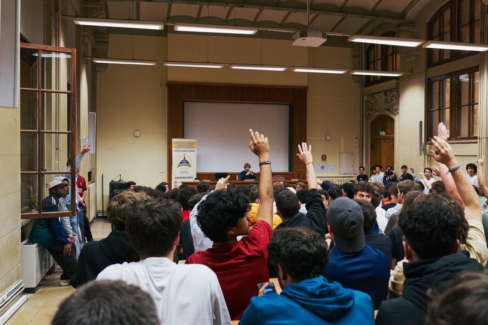 Étudiants posant des questions